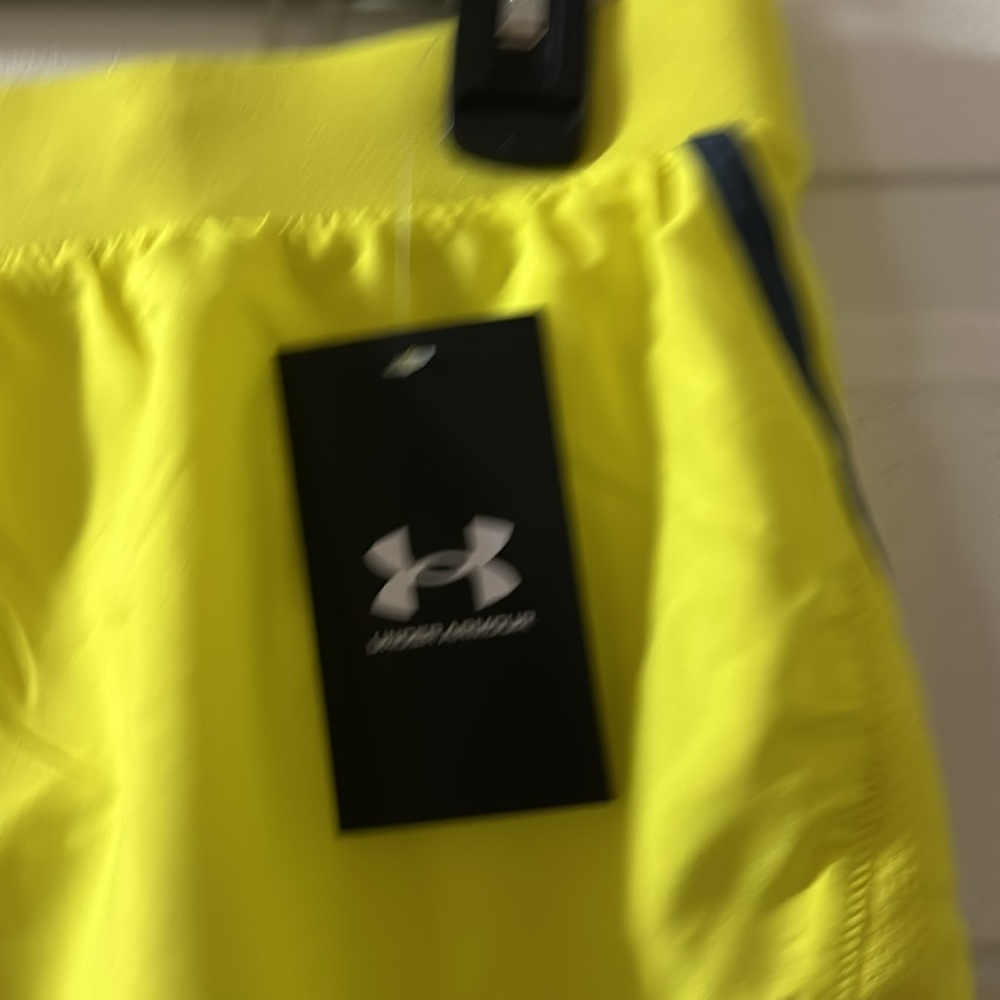 UNDER ARMOUR FLY BY 2.0 RUNNING SHORTS: YELLOW: NEW WITH TAGS: SIZE LARGE - Picture 3 of 5